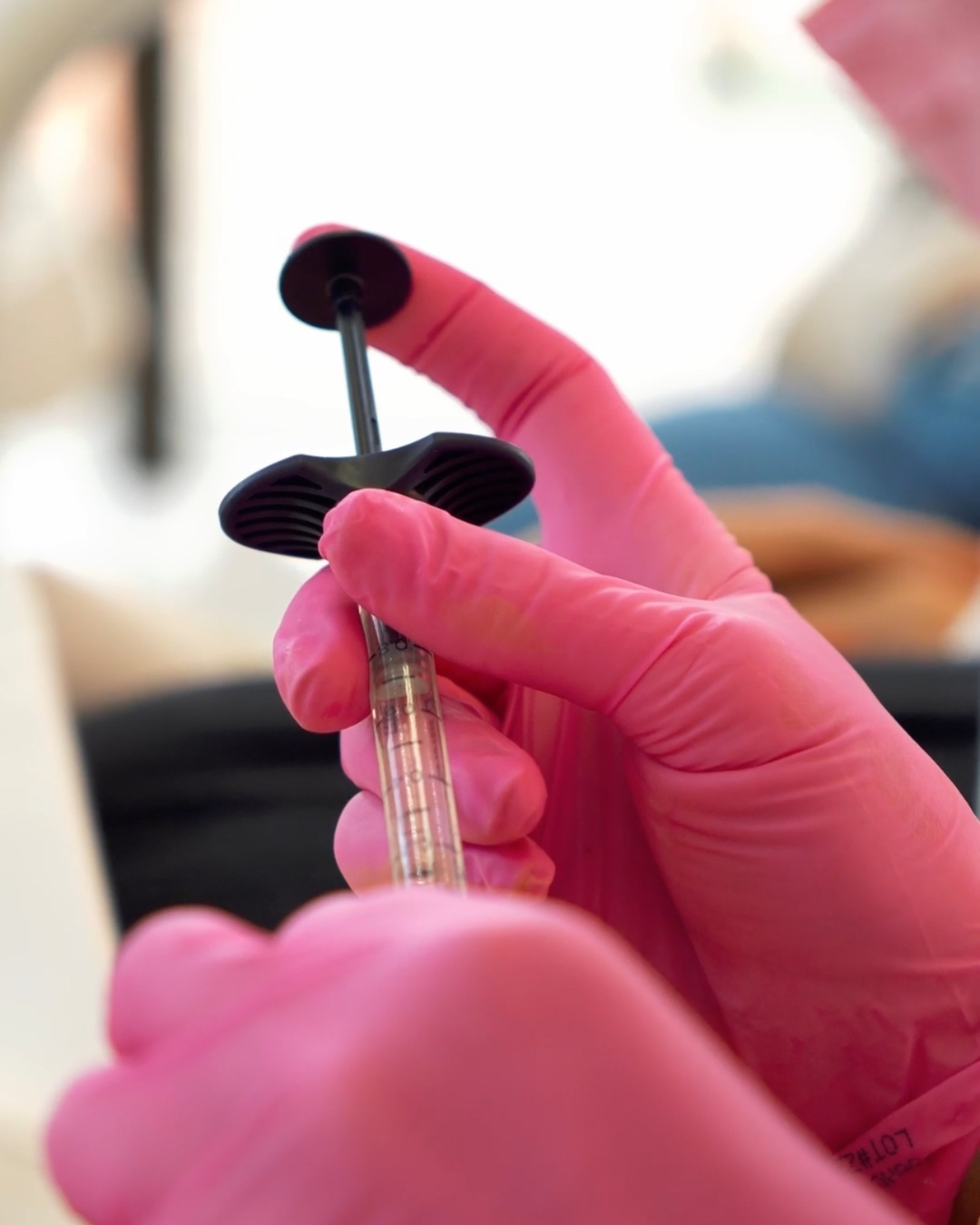 Detalhe da aplicação com seringa